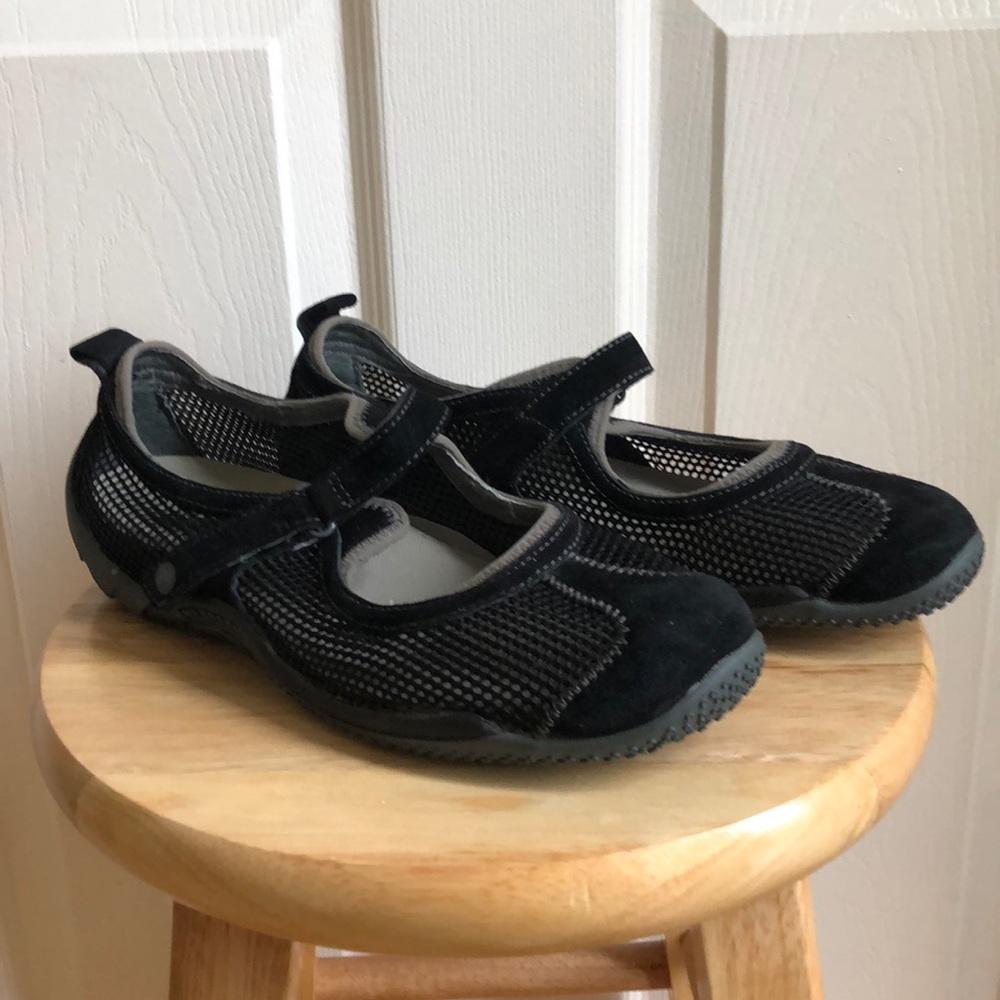 Women’s Mary Jane walking shoes